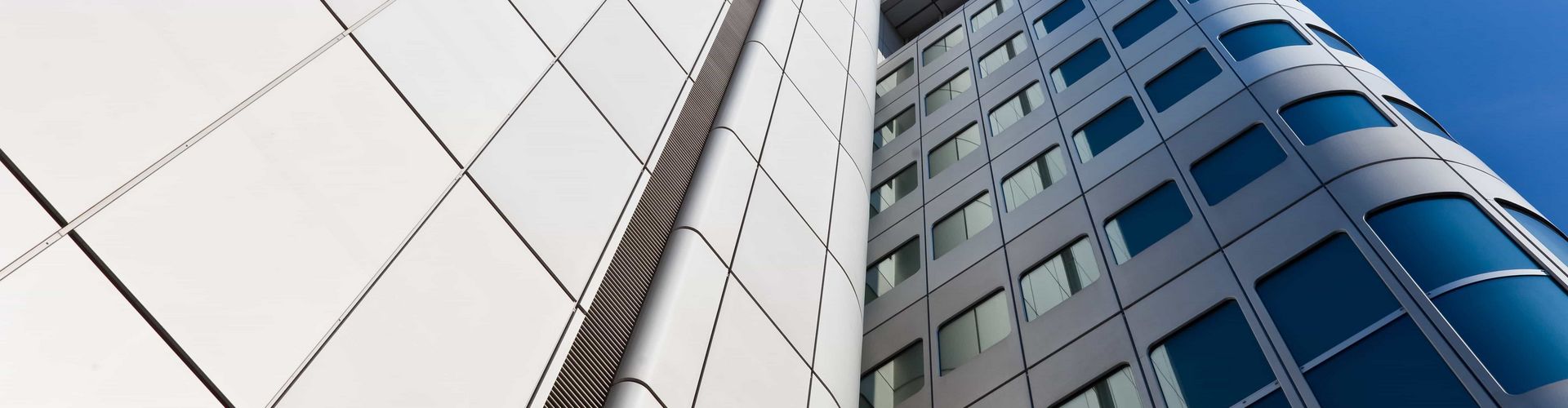 skyscraper_grey_blue_sky_c_Fotolia-min.jpg